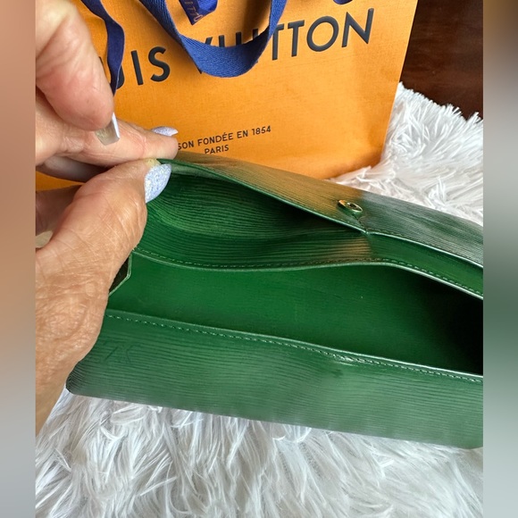 Louis Vuitton Epi Wallet w/ Unbranded Chain, LV Bag LV Ribbon & LV Sample Parfum - Picture 13 of 15